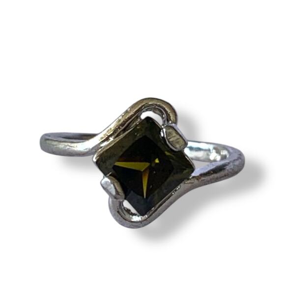 Dark Green Colored Peridot Wrap Solitaire Ring Size 5 - Picture 1 of 3